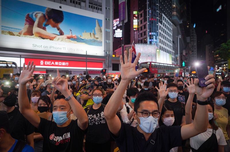 2020年6月12日，香港铜锣湾支持民主的抗议者。（美联社）