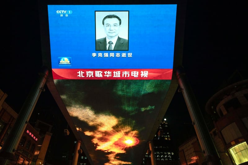 The evening news broadcast shows an obituary photo of the former Premier Li Keqiang on a giant LED screen in Beijing, Friday, Oct. 27, 2023. Credit: Ng Han Guan/AP