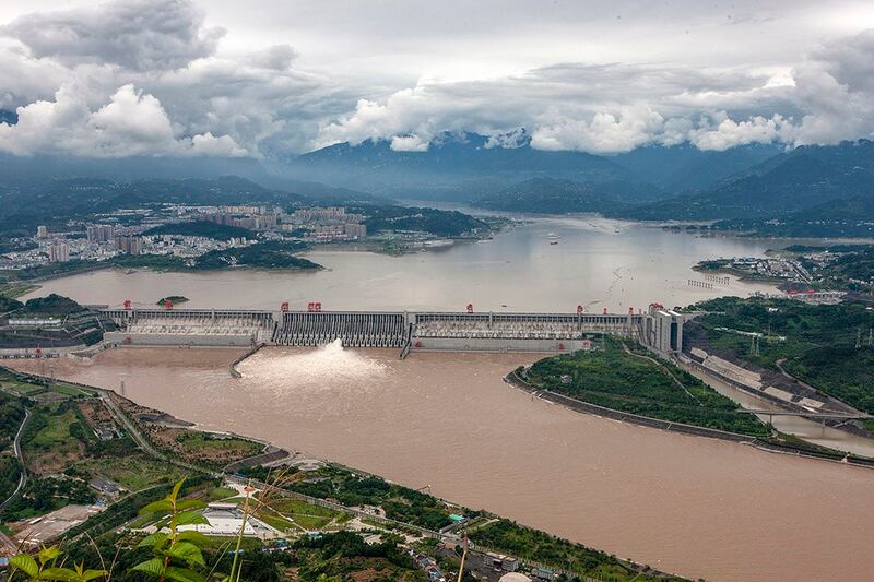 三峡大坝附近人口众多，生活污水和网箱养殖造成污染隐患，也进一步加剧温室气体排放。（法新社）