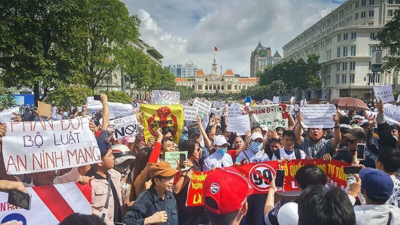 Người dân biểu tình trước Ủy ban Nhân dân thành phố Hồ Chí Minh ngày 10/06/18.