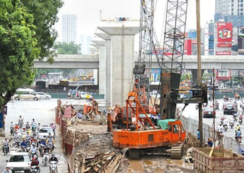 Vì được thi công trên tuyến đường có lưu lượng người tham gia giao thông cao nên những tai nạn xảy ra sẽ gây nguy hiểm lớn.