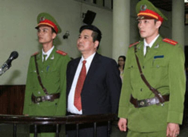 TS luật Cù Huy Hà Vũ trong phiên toà tại Hà Nội hôm 4 tháng 4, 2011 - AFP photo 