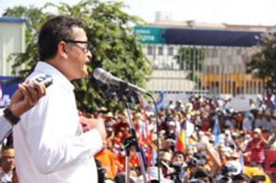 Ông Sam Rainsy, Chủ tịch đảng Cứu Quốc Campuchia phát biểu trước đám đông tham gia biểu tình ngày 7/9/2013 tại Phnom Penh. RFA PHOTO/Quốc Việt.