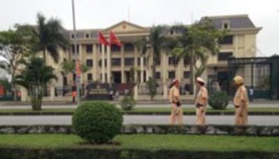 Công an canh gác trước tòa án Hải Phòng trong ngày xử ông Đoàn Văn Vươn. AFP photo