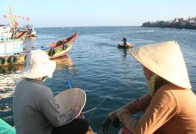 Những người vợ ngư dân Lý Sơn ngày ngày trông ra biển đợi chồng 