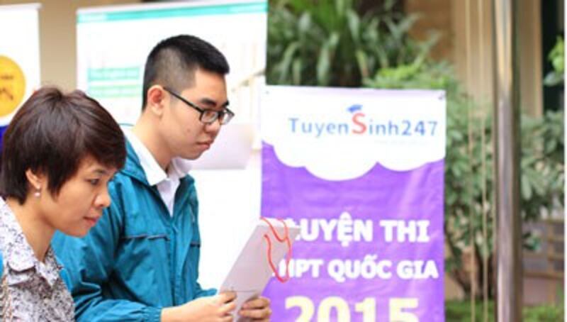 Phụ huynh và học sinh hỏi đáp về kỳ thi THPT quốc gia 2015 với Ban Tuyensinh247.com trong ngày hội tư vấn Tuyển sinh - Ảnh Tuyensinh247.com