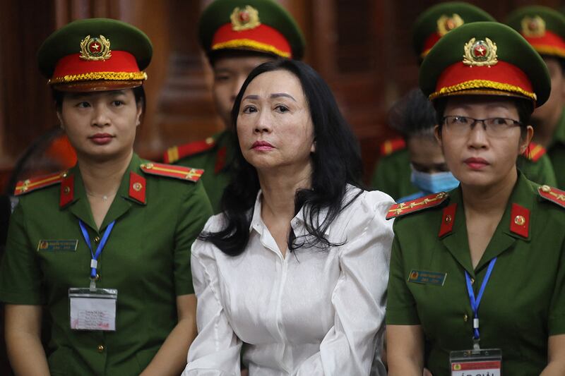 (FILES) Vietnamese property tycoon Truong My Lan (C) looks on at a court during her fraud case in Ho Chi Minh City on April 11, 2024. A Vietnamese property tycoon sentenced to death for fraud totalling $27 billion faces a potential life sentence on October 17 in a related trial on money laundering charges. (Photo by AFP)