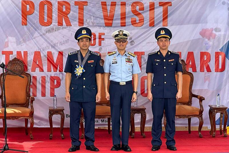 2024年8月5日，越南海警和菲律宾海警在马尼拉合影，越南海警船抵达进行联合演习。（美联社）