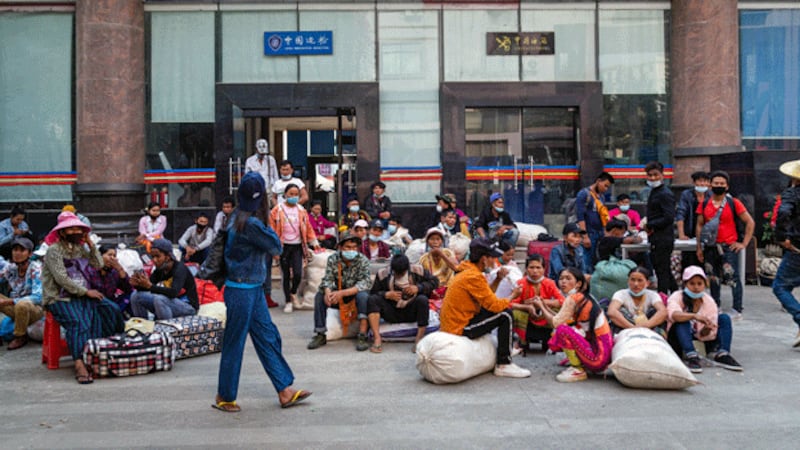 Myanmar migrant workers returning from China amid the coronavirus pandemic gather at the Myanmar border gate in Muse in northern Shan state, May 12, 2020. Credit: AFP