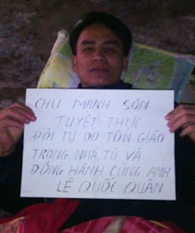 Anh Chu Mạnh Sơn, tù nhân lương tâm trong lần đồng hành tuyệt thực với LS Lê Quốc Quân để đòi quyền tự do Tôn giá trong tù, ảnh chụp tháng 2 năm 2014. Courtesy VRNs.