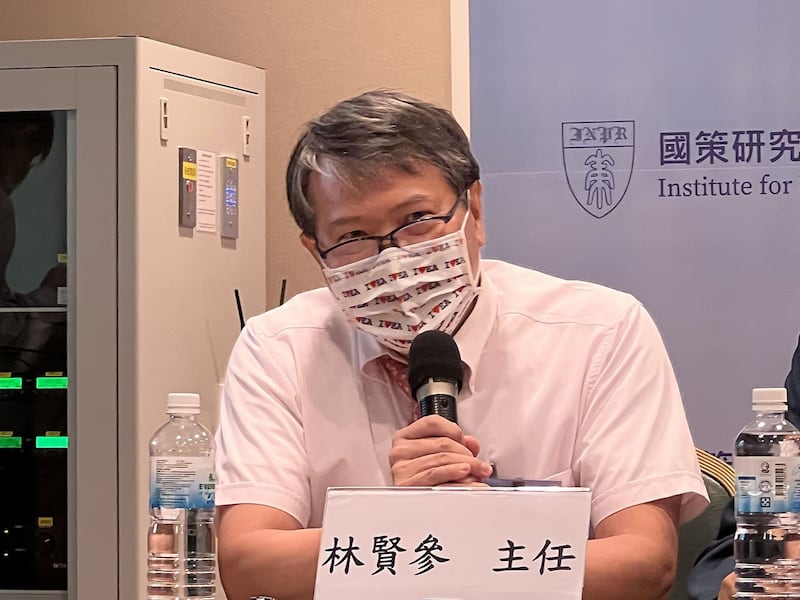 国立台湾师范大学东亚学系主任林贤参解释，安倍主张的是积极和平主义，与中俄不同。(记者 黄春梅摄)