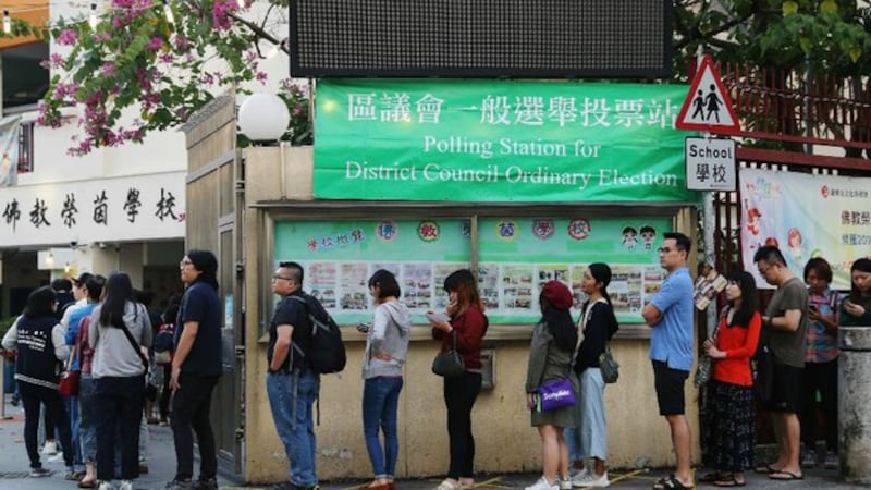 2019年11月24日，香港举行区议会选举。选民投票热情空前热烈，多个票站大排长龙。（路透社）