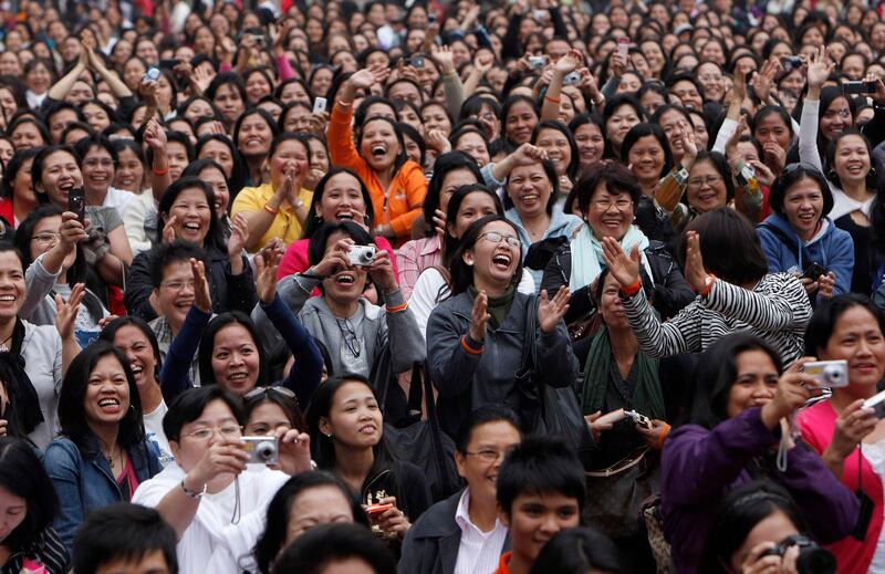 Expat Filipinos react as presidential candidate and former president Joseph Estrada speaks during a campaign event in Hong Kong, April 4, 2010. (Tyrone Siu/Reuters)