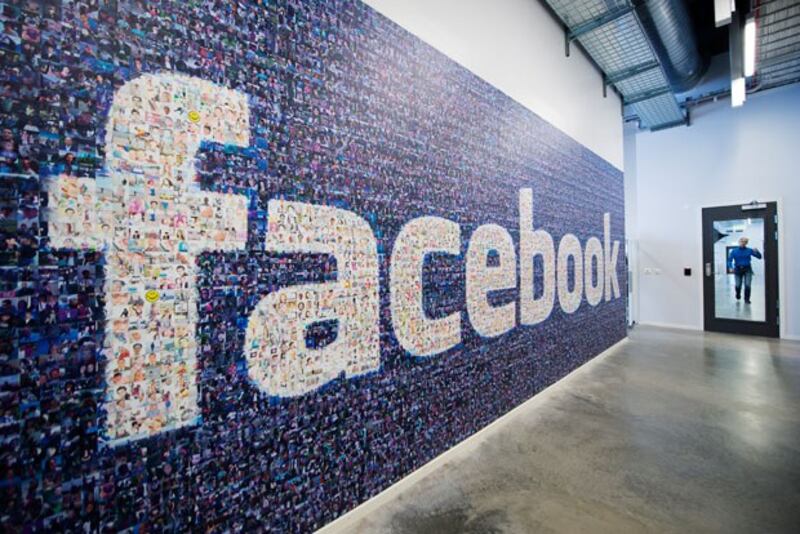 Biểu tượng khổng lồ được tạo ra với hình ảnh của người dùng Facebook trên toàn thế giới đặt tại Trung tâm dữ liệu Thụy Điển hôm 7/11/2013.