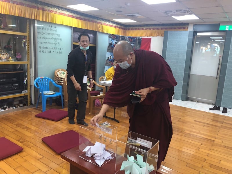 在台西藏僧俗三日在台北投票，预选下届司政和议员。（在台藏人福利协会提供提供）