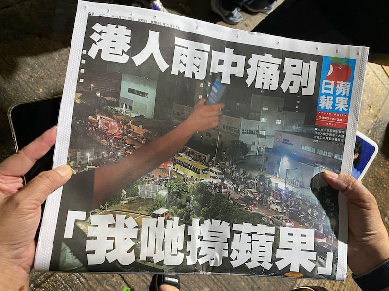 香港苹果日报在2021年6月24日出版最后一期后，被迫停刊。（高锋摄）