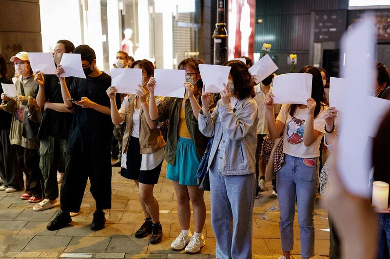 2022年11月28日，香港市民以举白纸方式悼念乌鲁木齐大火死难者。（路透社）