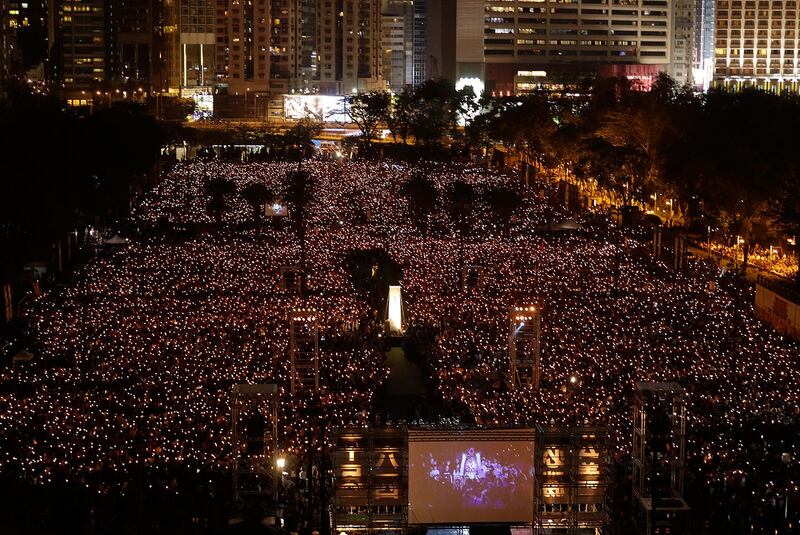 每年的六四周年，香港维多利亚公园都举行规模浩大的烛光悼念晚会。图为2019年6月4日，香港支联会在维多利亚公园举办悼念六四30周年烛光晚会。今年的集会主题为“人民不会忘记—平反六四！公义必胜！”。支联会表示参加总人数超过18万人，是5年来最多人出席的一次。（美联社） 