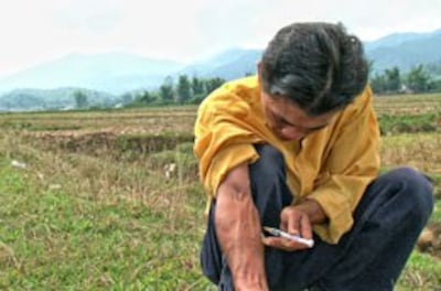 Anh Trung đang tiêm ma túy vào cánh tay (cảnh trong phim)