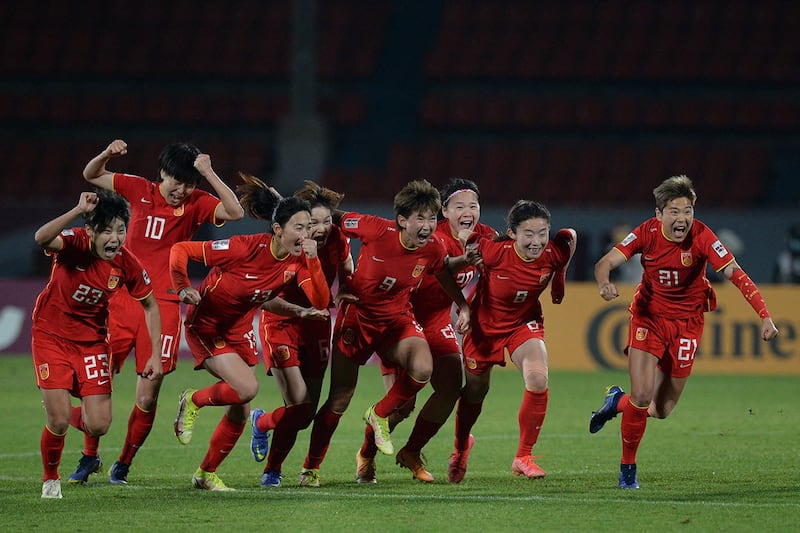 2022年2月4日大年初四凌晨，2022年女足亚洲杯半决赛在印度打响，中国女足球员庆祝胜利。 （法新社）