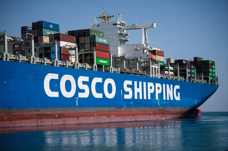 Một bức ảnh được chụp vào ngày 23 tháng 7 năm 2020 cho thấy tàu chở hàng COSCO Shipping rời bến EuroFos tại cảng Fos-Sur-Mer, ở Marseille, miền nam nước Pháp. Với sự hậu thuẫn của chính phủ, COSCO được thành lập từ sự hợp nhất giữa hai tập đoàn vận chuyển hàng hải trong các tập đoàn lớn nhất của Trung Quốc vào năm 2016, tạo ra công ty vận chuyển hàng hải lớn thứ ba trên thế giới.