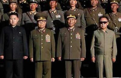 Kim Jong-Eun và cha la Kim jong Il thường tham dự các cuộc họp quan trọng của Đảng cũng như các cuộc duyệt binh. AFP