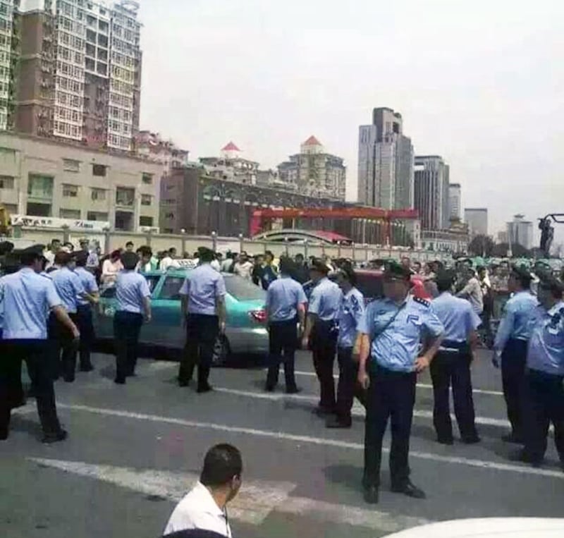 2015年5月21日，有出租車司機與手機軟件電召車司機發生衝突，大批警察到場鎮壓。(相片由目擊者提供)