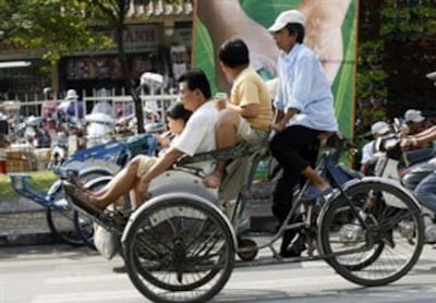 Các phương tiện công cộng trên đường phố thường không an toàn cho trẻ em. AFP