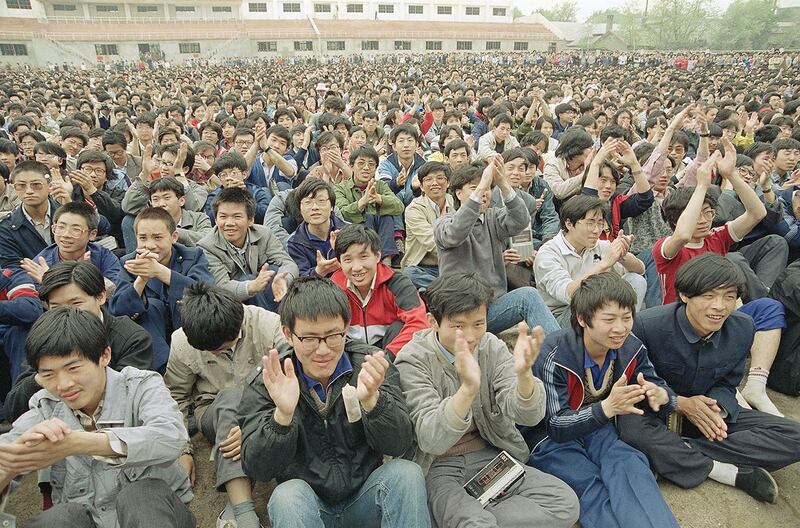 1989年4月24日，北京大学约5000名学生在民主集会上为发言者鼓掌。（美联社）