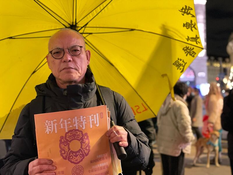 从一头青丝到两鬓斑白，吴吕南在英国风雨不改悼念六四，已经有32年。 (吕熙摄)