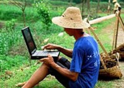 Ảnh minh họa nông dân với Internet. Photo courtesy of canthotv.vn