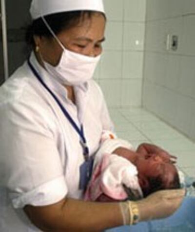 save-the-children-midwife-180.jpg