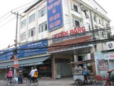 Nhà hàng Vườn Hồng, nơi sinh viên Trường CĐ Văn hóa Nghệ thuật và Du lịch Sài Gòn đang học. Photo courtesy of giaoduc.edu.vn