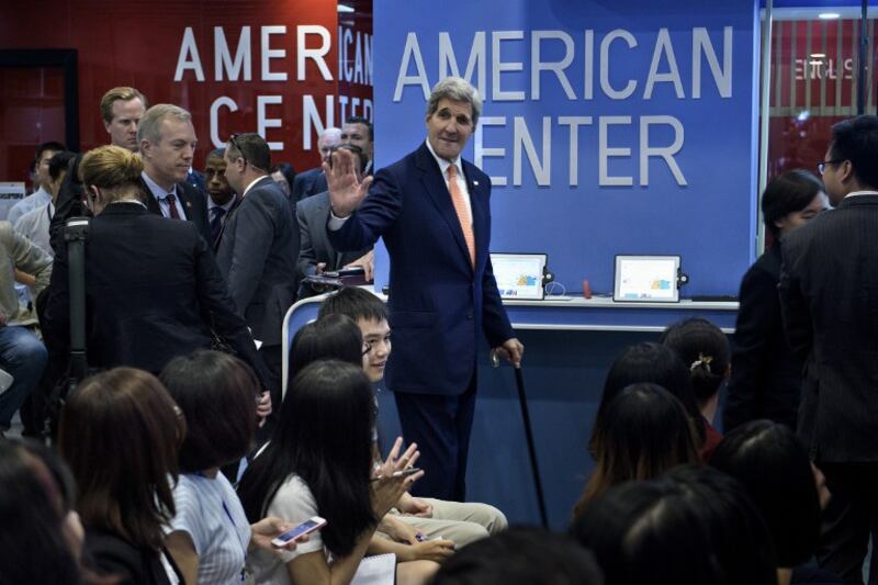 Ngoại trưởng Mỹ John Kerry đến để nói về Đại học Fulbright tại Đại sứ quán Mỹ ở Hà Nội ngày 7 tháng tám năm 2015.