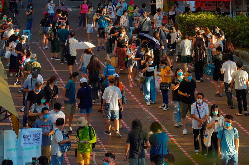 香港民主派周末一连两天举行立法会初选，民主派支持者反应踊跃，超过61万人无惧国安法参与初选投票。（AP）