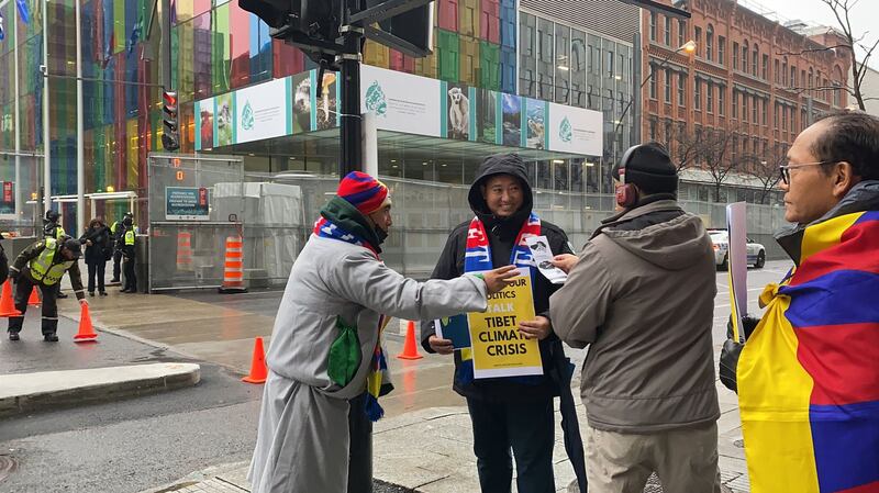 加拿大藏人向参与COP15大会的与会者以及附近居民发传单并说明西藏遭迫害的处境。 (桑尼·索南提供)