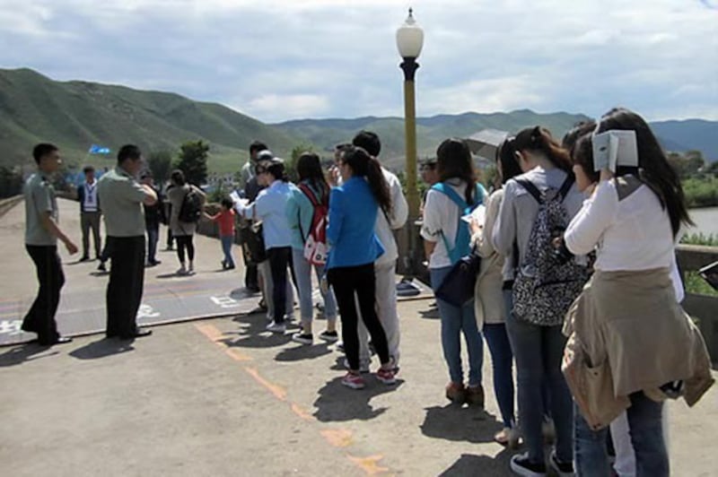 사진은 북한을 관광 중인 중국인 관광객들이 여권 대신 국경관광용 통행증을 손에 들고 있는 모습.