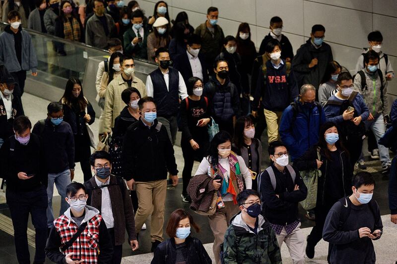 港府解除"口罩令"但保留《禁蒙面法》 市民忧日后因防疫戴口罩会误堕法网。（路透社资料图片）