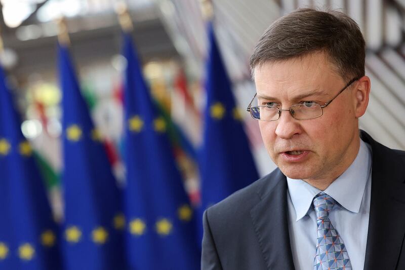 欧盟执委会贸易执委东布罗夫斯基斯（Valdis Dombrovskis）说明，虽然大家都知道新疆所有侵犯人权行为的严重性，但新疆警方的档案为中国政府使用的残暴手段提供了新的线索。（美联社图片）