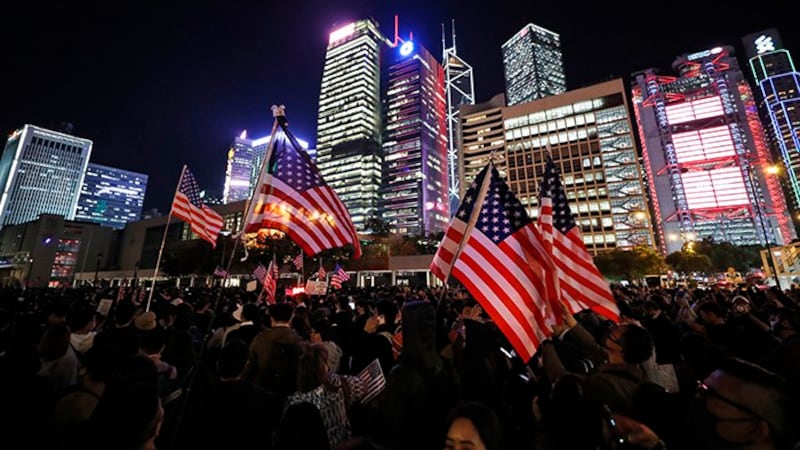 2019年11月28日，部分港人聚集在中环爱丁堡广场，参与《香港人权与民主法案》感恩节集会，感谢美国总统特朗普签署该法案。（美联社）