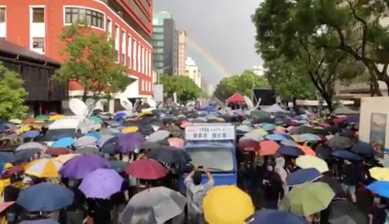 台北撑港游行会场雨势短暂停留时天空出现彩虹。（记者夏小华摄）