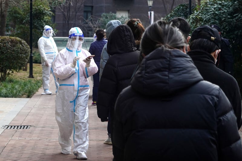 Residents queue to undergo nucleic acid tests for the Covid-19 coronavirus in Xian, in China's northern Shaanxi province, Jan. 14, 2022. Credit: AFP