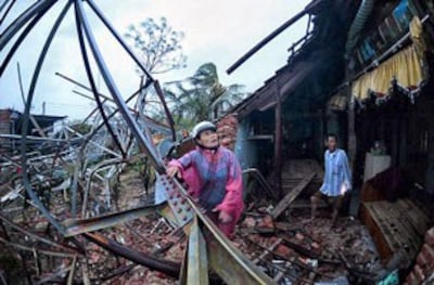 Hàng trăm nhà cửa đã bị tốc mái hoàn toàn, nhiều cây cối ngã đổ. AFP