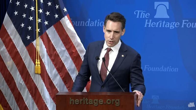 美国联邦参议员霍利（Josh Hawley）在本周四华盛顿智库传统基金会（Heritage Foundation）举办俄乌战争的研讨会上表示，"尽管乌俄战争战况胶着，美国还是该把战略重心放在印太地区，尤其是台湾身上"。 （视频截图/传统基金会）