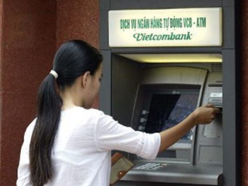 Một công nhân đang rút tiền mặt tại ATM. 