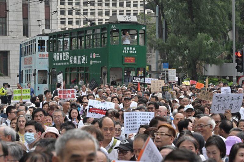 2019年7月17日，香港举行“银发族白衣静默游行”，数千位银发族17日下午冒着湿热的酷暑走上街头，声援年轻人主导的反抗《逃犯条例》修订的反送中运动，支持年轻人守护香港，并抨击警方粗暴对待示威者，许多老年人是第一次走出来参加反送中抗争。（AFP）