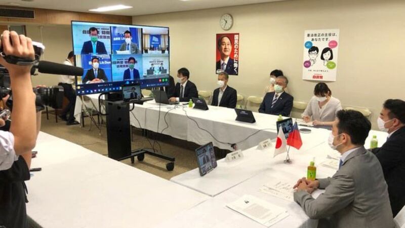 日本自由民主党国会议员佐藤正久及大冢拓，连线会场放置日本和台湾「国旗」。（大冢拓脸书）