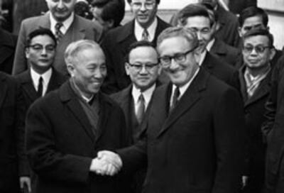 Ông Lê Đức Thọ và Ông Henri Kissinger tại cuộc hòa đàm Paris.