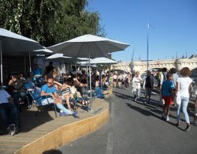 Paris plage, bãi cát dài nhân tạo dọc sông Seine. Photo by Tường An 