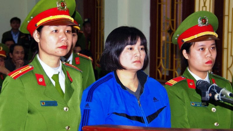 Vietnamese blogger and rights activist Tran Thi Nga (C) stands during an appeal of her prison sentence at a local people's court in northern Vietnam's Ha Nam province, Dec. 22, 2017.